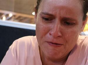 コロンビア・ククタで、涙を流すクラウディア・マンリケさん＝１月