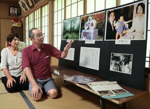 坂本弁護士一家の写真を前に思いを語る石井浩順さん(右)と妻陽子さん=上越市名立区