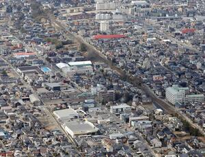 2025年の公示地価で下落率が県内住宅地で最下位だった新潟市西区寺尾朝日通周辺=3月18日(本社ヘリから)