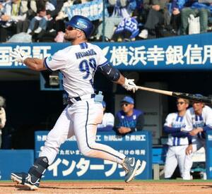 8回、満塁本塁打を放つDeNAのヒュンメル=横浜