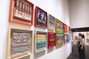 長岡造形大学で開催中の「教務補助職員展」=長岡市千秋4