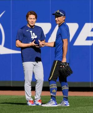 試合前にイチローさん(右)と言葉を交わすドジャース・山本=シアトル(共同)