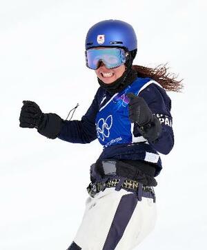 　女子スロープスタイル決勝　ジャンプの着地を決め、ガッツポーズする深田茉莉＝リビーニョ（共同）