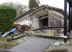 盛り土が崩壊し、傾いた住宅=1月15日、石川県七尾市