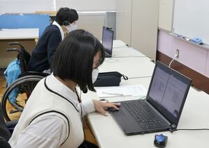 オンラインでの仕事体験会で先輩社員らと交流した県立東新潟特別支援学校の生徒=新潟市東区海老ケ瀬