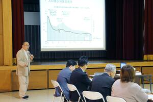 阿賀町の総合計画策定に向け、人口減少に関して講演する宍戸邦久新潟大副学長=10月31日、阿賀町鹿瀬