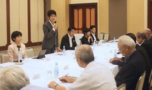 立民県連の常任幹事会であいさつする西村智奈美衆院議員=28日、新潟市中央区