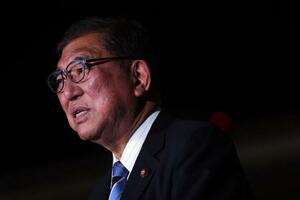 記者団の取材に応じる石破首相=24日夜、首相官邸