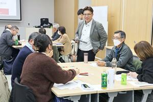 防災士向けの研修会で講師を務め、日ごろの備えの重要性を語る渡邉浩二さん（中央）＝柏崎市役所