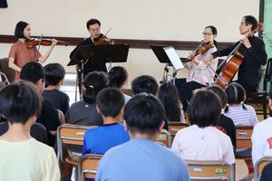 和泉小で公演する日本フィルハーモニー交響楽団=25日、小千谷市高梨町