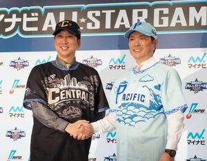 　記念撮影に応じる全セの藤川監督（左）と全パの小久保監督＝２０日、大阪市