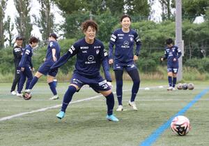 今季初のチーム練習をする新潟の選手ら。新加入の有吉佐織(中央)も汗を流した=聖籠町