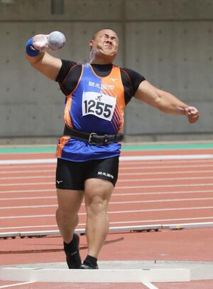 男子砲丸投げで優勝した田村凪(開志国際)=デンカビッグスワン