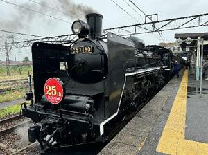 25周年ヘッドマークを付け出発を待つC57=新津駅