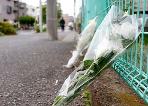 児童らの殺傷事件から7年となり、現場に手向けられた花束=28日午後、川崎市多摩区