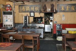 火災があった「杭州飯店」の店内。奥の厨房付近が燃えた様子がうかがえる=5月20日、燕市燕