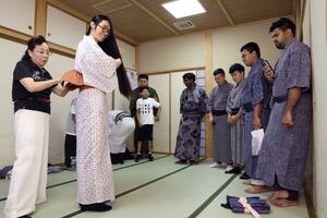 浴衣の着付けを体験する留学生ら=6日、長岡市上富岡2