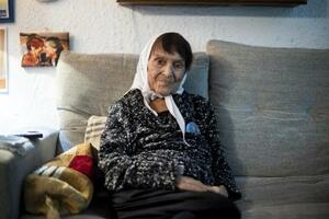 　軍に息子を拉致されたタティ・アルメイダ。今も行方を捜し求めている＝２０２５年８月、ブエノスアイレス（撮影・クエスタ・トマス、共同）