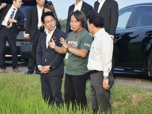 「乾田直播」の説明を受ける小泉農相(左)=7月、埼玉県杉戸町