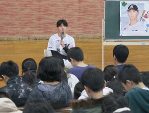 母校の四郎丸小を訪れた千葉ロッテの田中晴也さん=長岡市四郎丸1