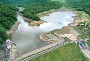 2023年に貯水量が減少した際の笹ケ峰ダム=妙高市