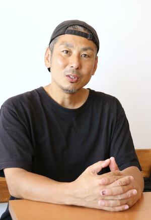 全国で続けている被災地支援の活動などについて語る齊藤巧さん=三条市神明町