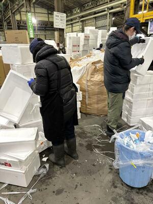 リサイクル業者で働くアルファスブライトの就労継続支援Ａ型事業所の利用者ら＝長岡市（アルファスブライト提供）