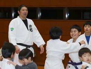 園児や児童らに柔道を指導する河井大介さん=長岡市中央公園の栃尾体育館