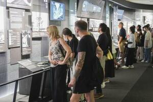 　広島市中区の原爆資料館の展示を見る入館者＝２０２５年８月