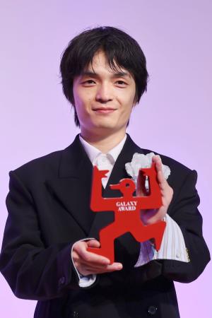 第63回ギャラクシー賞のテレビ部門で個人賞を受賞した岡山天音さん=1日午後、東京都内