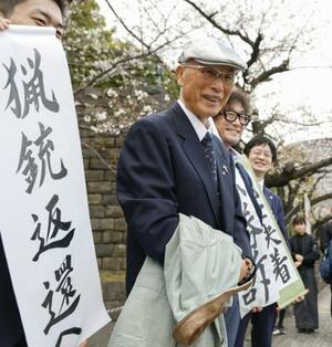 猟銃所持許可取り消しを巡る訴訟の最高裁判決で勝訴し、取材に応じる北海道猟友会砂川支部長の池上治男さん=3月27日、東京都千代田区