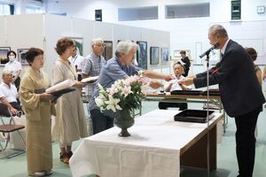 入賞者が賞状を受け取った南魚展の表彰式=南魚沼市坂戸