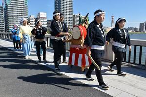 新潟まつりへの機運を盛り上げた「ふれ太鼓」=8月2日、新潟市中央区の萬代橋