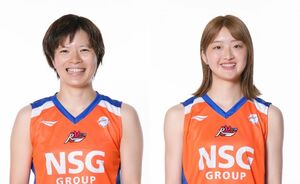 契約更新した左から金沢みどり、新井希寧