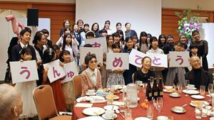 教え子らが70周年の節目を祝った苅部初江バレエ研究所の祝賀会。中央左が初江さん=新潟市中央区