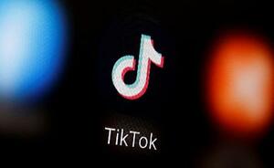 スマートフォン画面に表示されたTikTok(ティックトック)のロゴ=2020年1月(ロイター=共同)