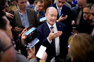 取材に応じるクーンズ米上院議員=16日、ワシントン(ゲッティ=共同)