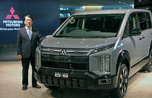 三菱自動車のミニバン「デリカD:5」の大幅改良の発表会で、記者団の取材に応じる加藤隆雄社長=18日午後、東京都港区