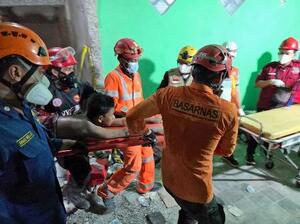 インドネシア・シドアルジョの倒壊したイスラム寄宿学校から救出された少年=1日(国家捜索救助庁提供・共同)
