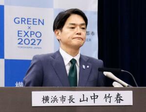 記者会見する横浜市の山中竹春市長=26日午後、横浜市役所
