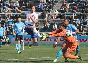 アウェー横浜FC戦で前半34分、MF加藤の絶妙なアシストで先制点を挙げるFW河田=3月17日