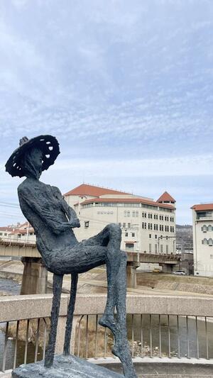 武庫川に架かる宝塚大橋から見た宝塚大劇場