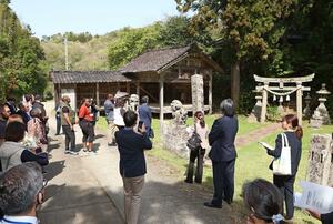砂金山の繁栄を祈願した大山祇神社を見学する世界遺産委員国の外交団=4月26日、佐渡市西三川