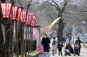 観桜会が開幕した高田城址公園。開花はまだだが露店を楽しむ人でにぎわった=29日、上越市
