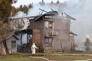 全焼した住宅＝３月３０日、長岡市山口