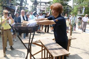 使い終えた箸へ感謝する「はし供養祭」=4日、三条市八幡町