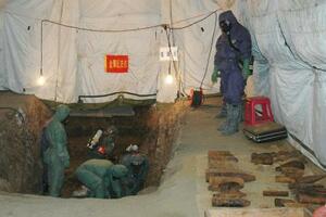中国黒竜江省牡丹江市で、旧日本軍の遺棄化学兵器の発掘作業を行う日中合同チーム=2004年9月(共同)
