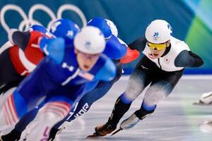 男子マススタート決勝 滑走する佐々木翔夢(右端)=ミラノ(共同)