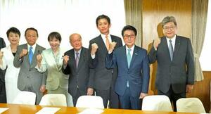自民党の新執行部が発足し、撮影に応じる高市早苗総裁(左から3人目)ら。右端は萩生田光一幹事長代行=7日午前、東京・永田町の党本部