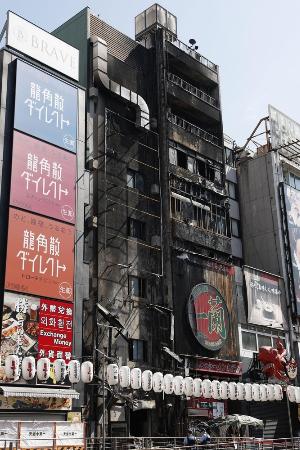 火災があった大阪・道頓堀のビル=19日